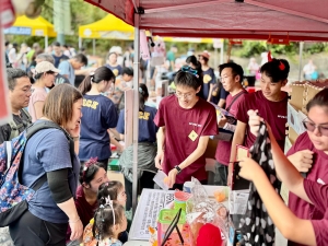 23 student volunteers from SFU participated in the Caritas Charity Bazaar held in the Fa Hui Park on 9 November, taking part in hosting charity sale and booth game. Prof Stephen Y.L. CHEUNG, President of SFU, and Prof LO Tit Wing, Vice-President (Research